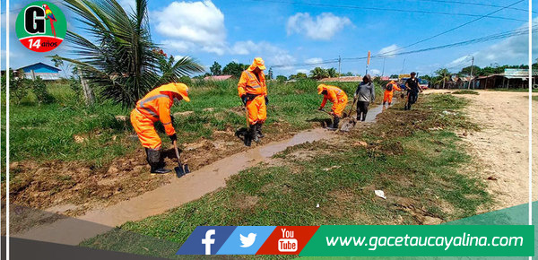 Descolmatan caño natural en el A.H. Raúl Salazar Martínez en Yarinacocha