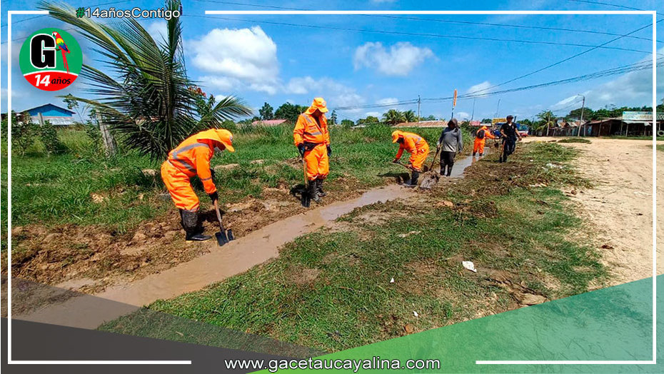 Descolmatan caño natural en el A.H. Raúl Salazar Martínez en Yarinacocha