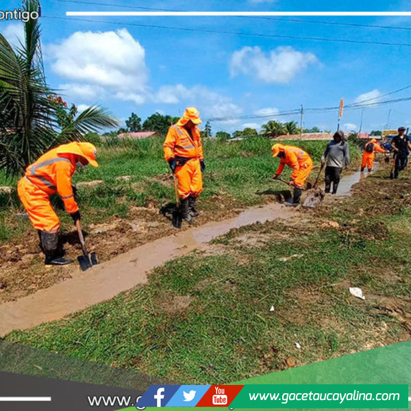 Descolmatan caño natural en el A.H. Raúl Salazar Martínez en Yarinacocha