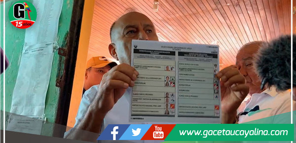 Candidato Edwin Vásquez muestra su disconformidad al momento de ir a votar