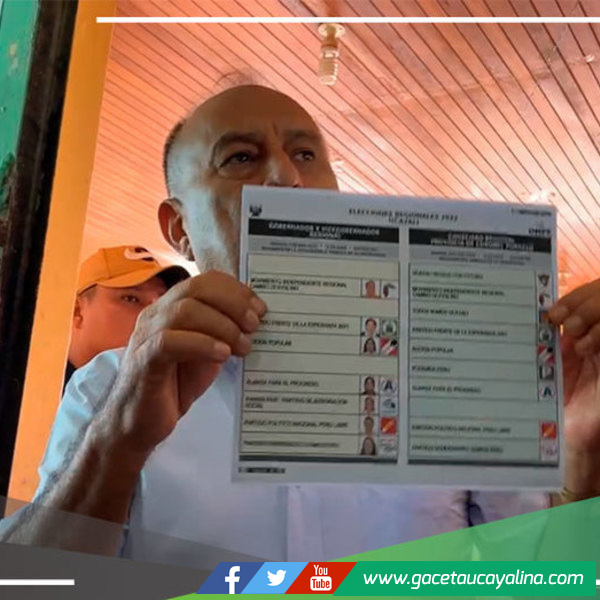 Candidato Edwin Vásquez muestra su disconformidad al momento de ir a votar