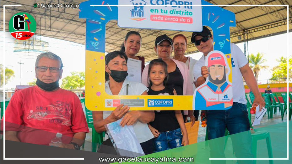 COFOPRI entrega más de 900 títulos de propiedad a familias y autoridades de región Loreto