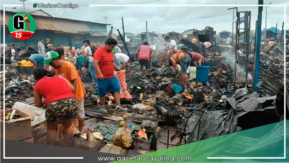 Voraz incendio deja en escombro 8 puestos en Mercado Mayorista en Pucallpa