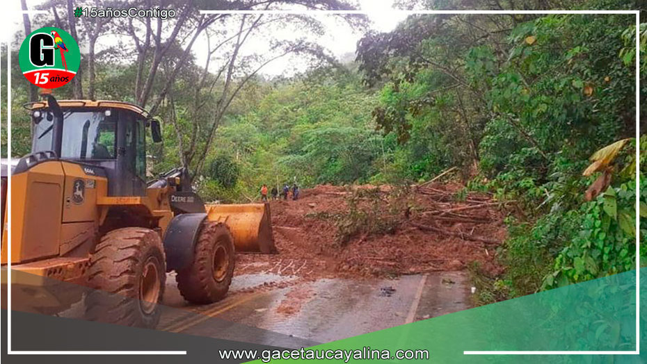 Limpian derrumbes ocasionados por huaico en carretera Federico Basadre