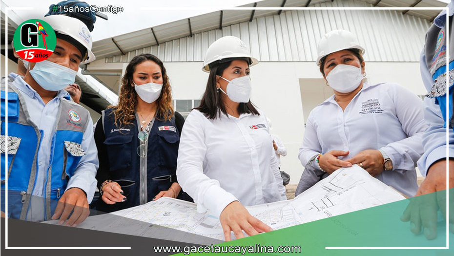 Parlamentaria Francis Paredes de Bloque Magisterial supervisa ejecución de obras en Ucayali
