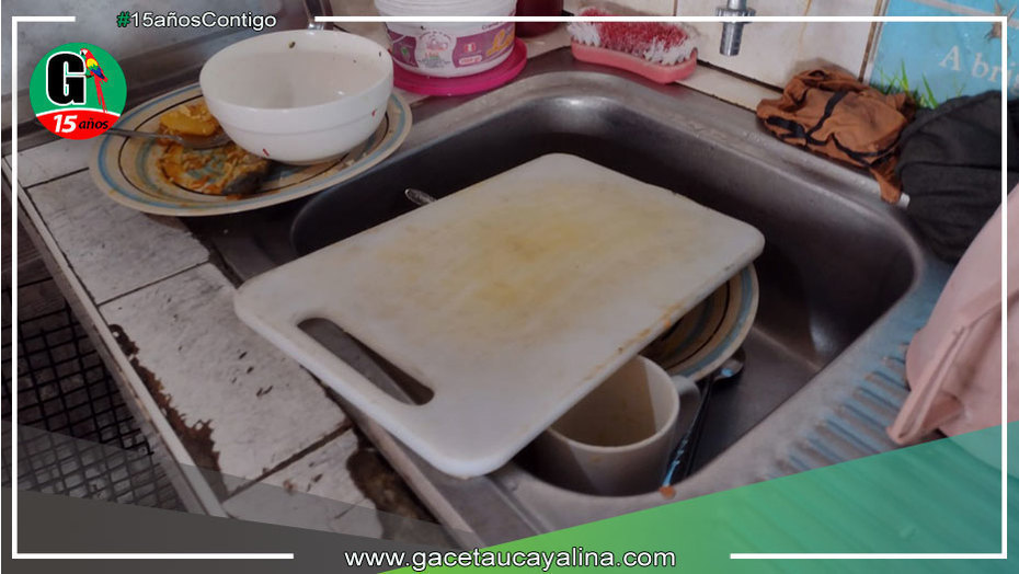 Comerciantes de Mercado Modelo de Yarinacocha descuidadamente obstruyen cañerías
