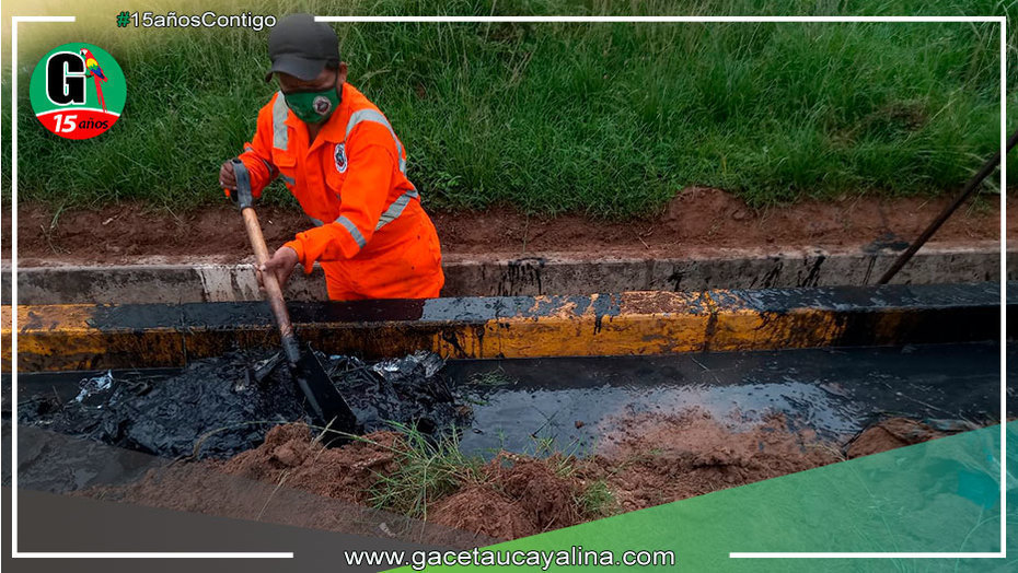 Trabajadores de municipio de Yarinacocha limpian cunetas y caños naturales en el distrito