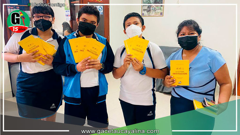 Trabajadores de la MDY reciben libro de iglesia adventista