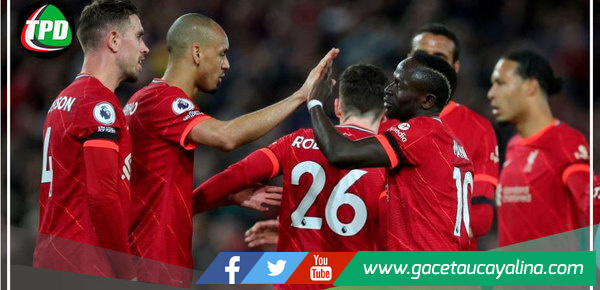 Liverpool arrasó 4-0 al Manchester United y es puntero de la Premier League