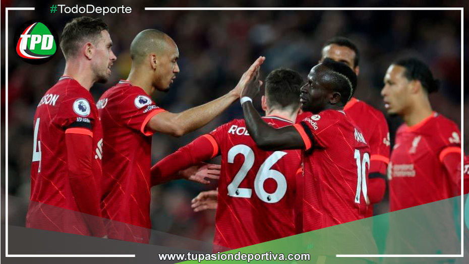 Liverpool arrasó 4-0 al Manchester United y es puntero de la Premier League
