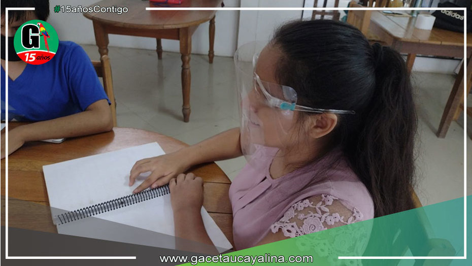 Clases de lectura y escritura para invidentes en el distrito de Yarinacocha