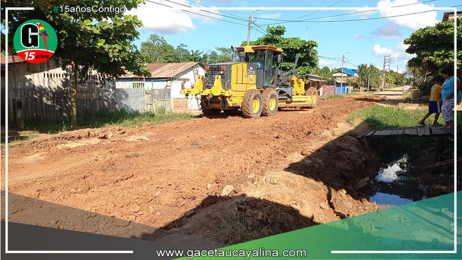 Maquinaria de Municipalidad de Yarinacocha realiza mantenimiento a vías