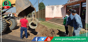 Colocan tubos de concreto en la entrada de la I.E. I. Amadeus en Yarinacocha