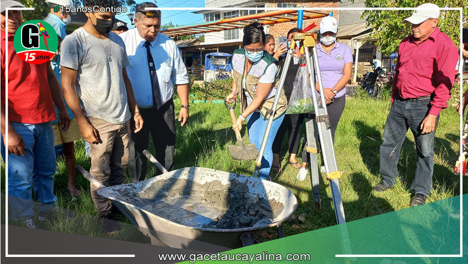 Colocan primera piedra de obra para ejecutar un Parque en el A.H. Los Rosales en Yarinacocha