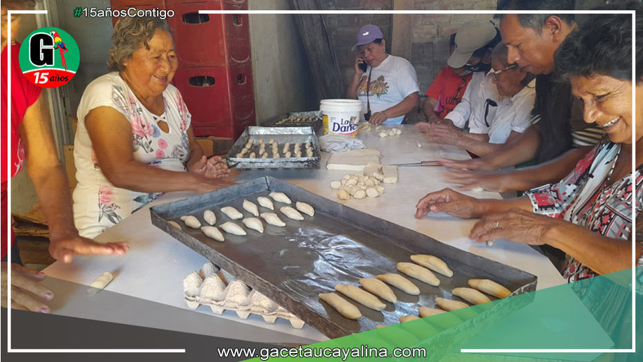 Adultos mayores aprenden a hacer pan casero en Yarinacocha