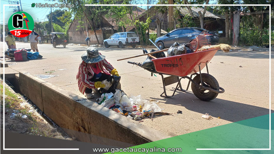 Trabajadores de municipalidad de Yarinacocha retiran una volquetada de residuos sólidos
