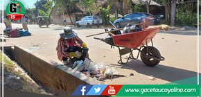 Trabajadores de municipalidad de Yarinacocha retiran una volquetada de residuos sólidos