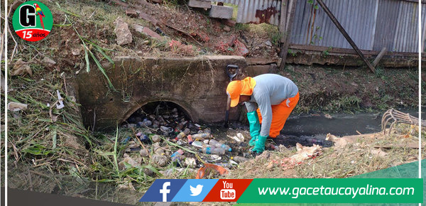 Descolmatación de caño natural que cruza bulevar de Yarinacocha
