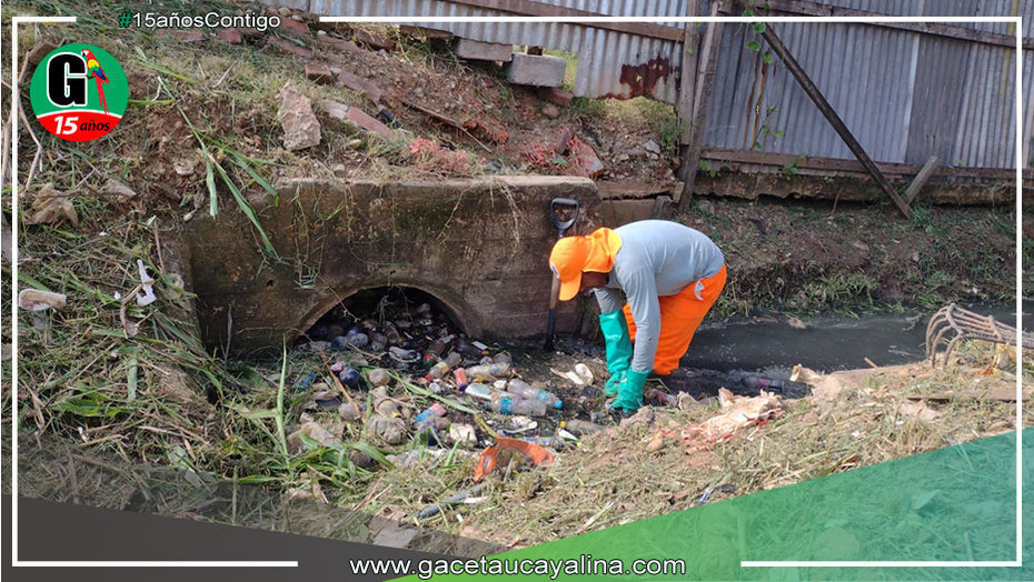 Descolmatación de caño natural que cruza bulevar de Yarinacocha