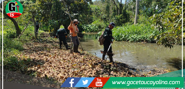 Continuo mantenimiento a caños naturales en Yarinacocha 