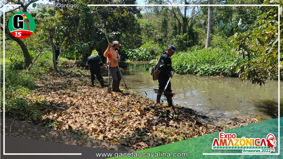 Continuo mantenimiento a caños naturales en Yarinacocha