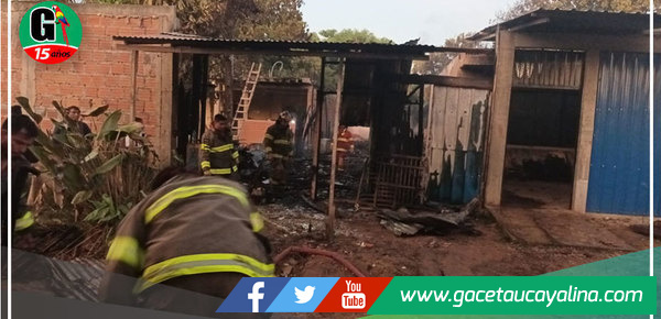 Incendio destruyó dos casas en Yarinacocha