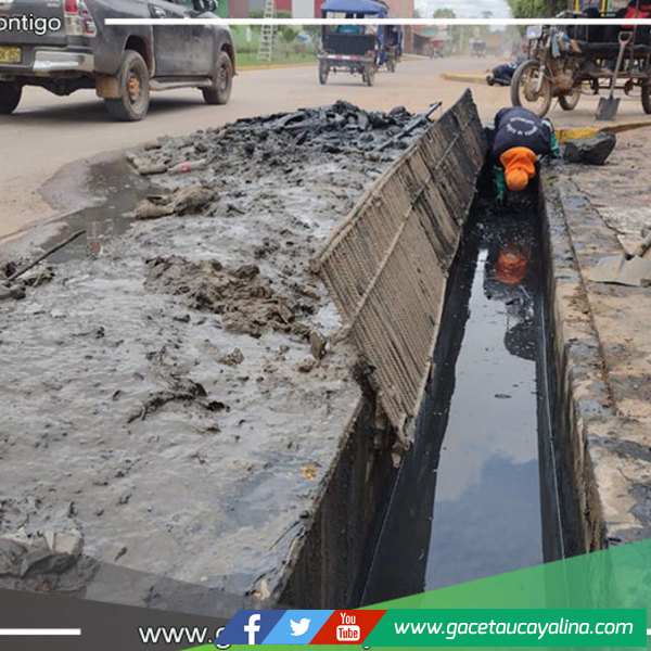 Limpian cunetas de Av. Unión en Yarinacocha