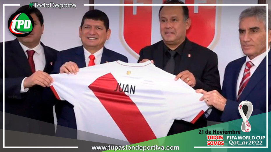 Reynoso, firmó su contrato y ya es oficialmente técnico de la selección peruana