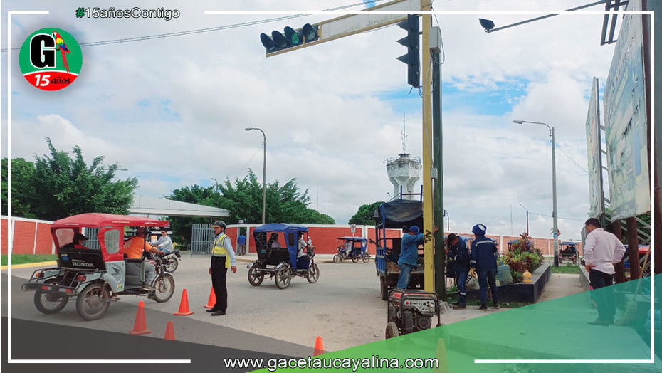 En Yarinacocha se realiza cambio de estructura de semáforo