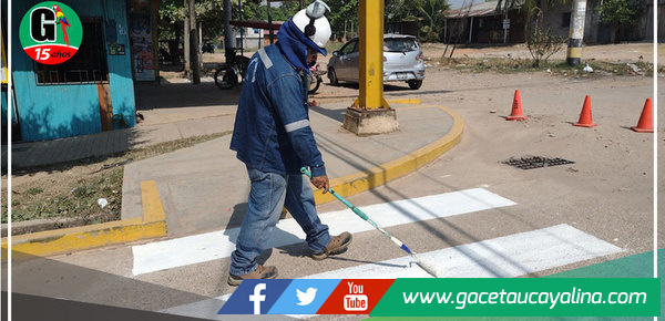 Se concientiza en educación vial a pobladores con el pintado  de señalizaciones en Yarinacocha