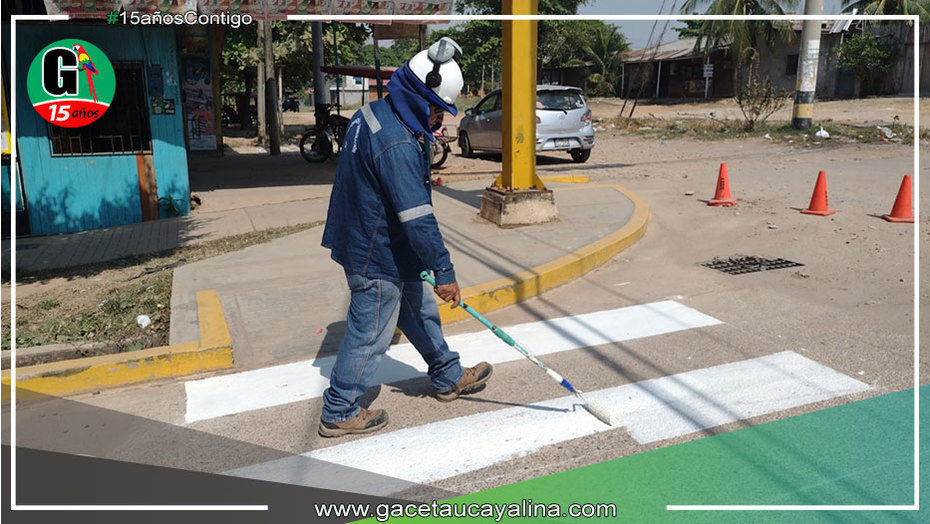 Se concientiza en educación vial a pobladores con el pintado de señalizaciones en Yarinacocha