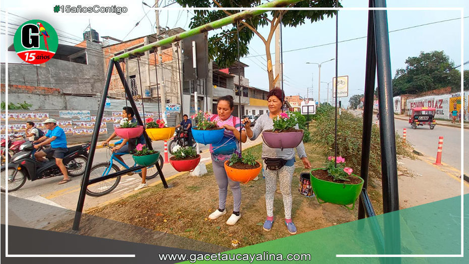 Elaboran adornos con material reciclado en Av. Miraflores - Yarinacocha