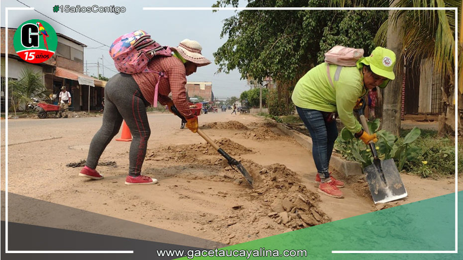 Trabajadores de limpieza pública realizan esforzada labor en Yarinacocha