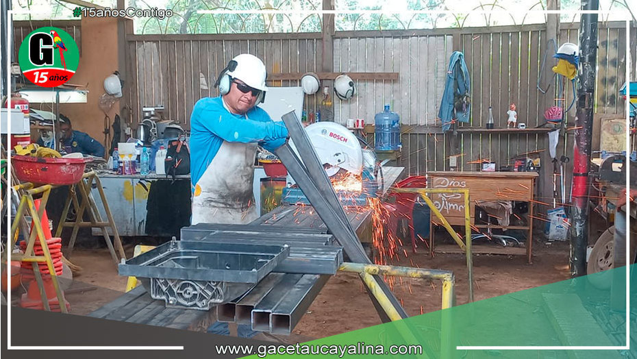Se construyen estructuras de banderas para semáforos en Yarinacocha
