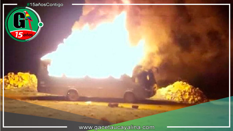 Manifestantes queman bus que trasladaba a personal policial en Chumbivilcas