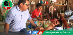 Funcionario del GOREU lleva ayuda a mujer postrado en cama 