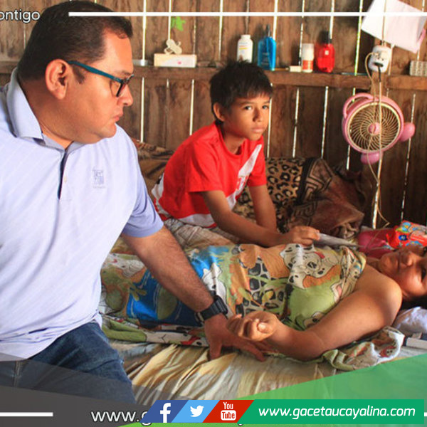 Funcionario del GOREU lleva ayuda a mujer postrado en cama 