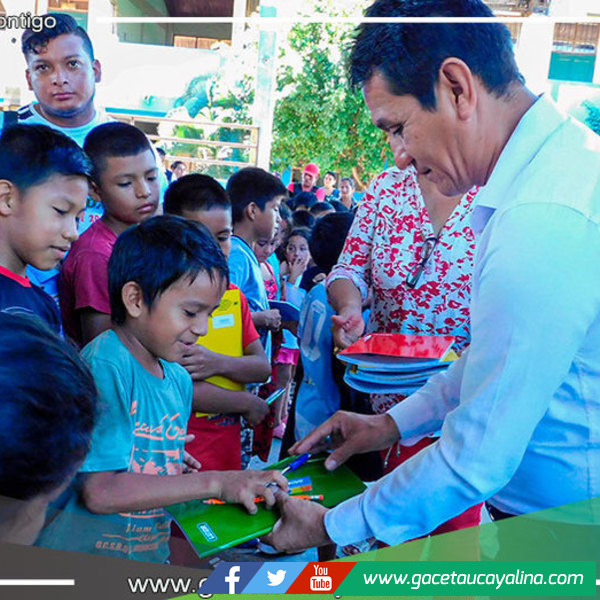 Entregan útiles escolares en la I.E. La Paz de Roca Fuerte