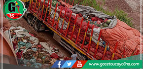 Arrojan verduras malogradas desde un Tráiler en Aguaytía