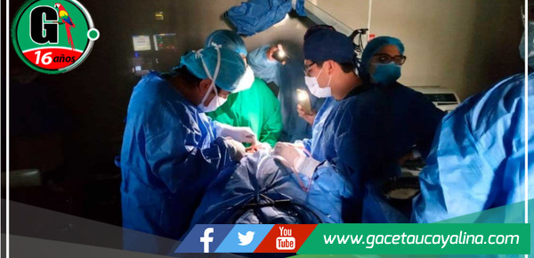Médicos realizan operación alumbrándose con celulares