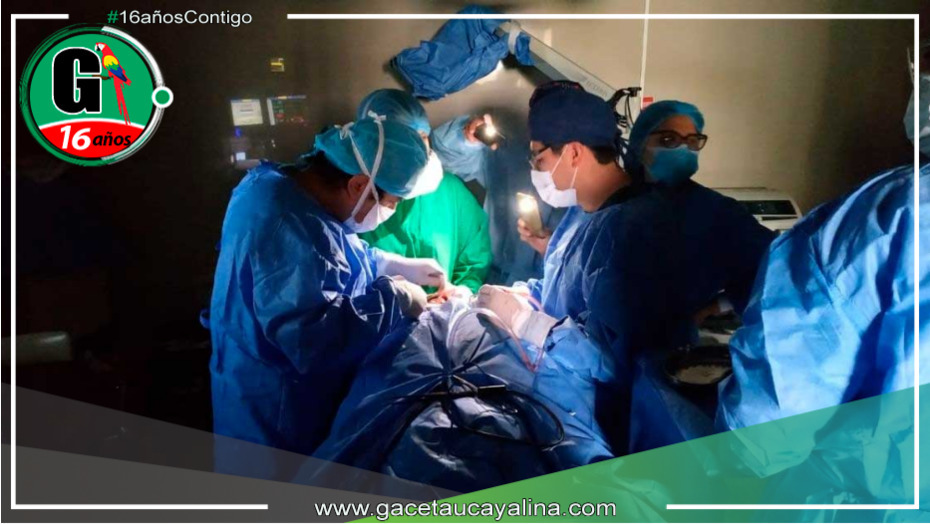 Médicos realizan operación alumbrándose con celulares