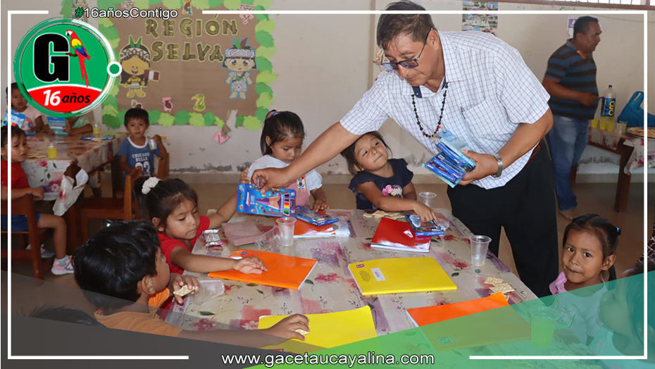 Alcalde Lovo Tello distribuye Kits escolares en colaboración con el Congreso de la República