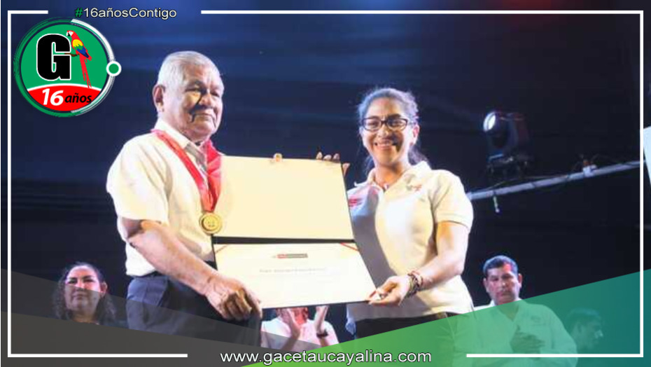 Feria del Libro de Loreto: Ministra de Cultura condecoró al escritor Róger Rumrrill