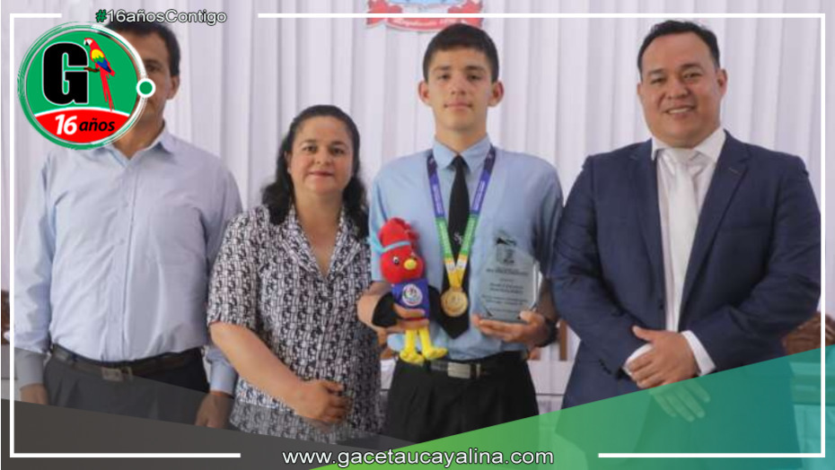 Joven recibe honores por su medalla de oro nacional