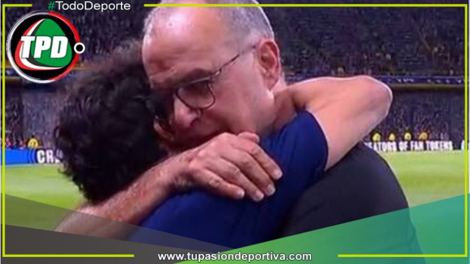 El emotivo abrazo entre Marcelo Bielsa y Pablo Aimar en la previa.