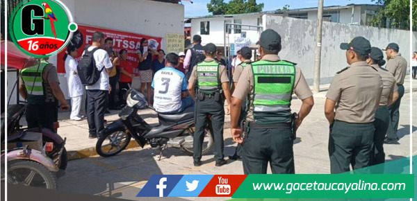 Fiscal Ríos Pinchi mediando en el paro de trabajadores del Centro de Salud de Morales