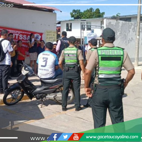 Fiscal Ríos Pinchi mediando en el paro de trabajadores del Centro de Salud de Morales
