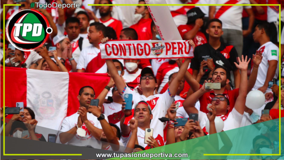 Hinchas apoyan a la selección en el entrenamiento en el estadio Nacional