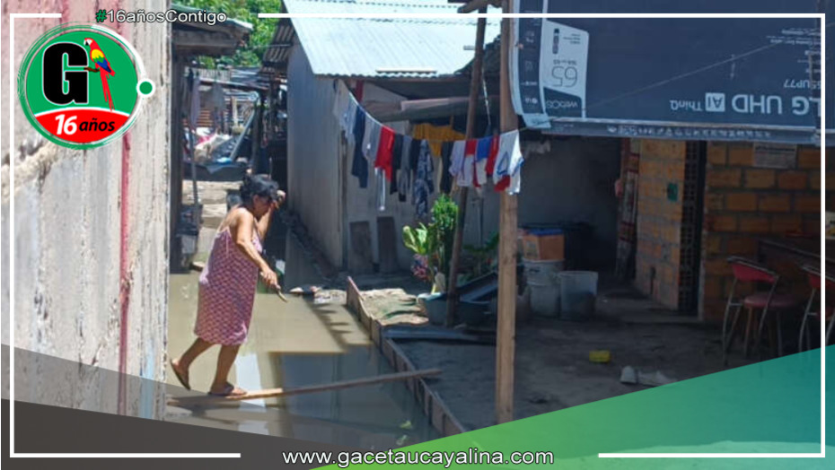 Colapso del sistema de desagüe pone en peligro a familias locales durante 10 horas