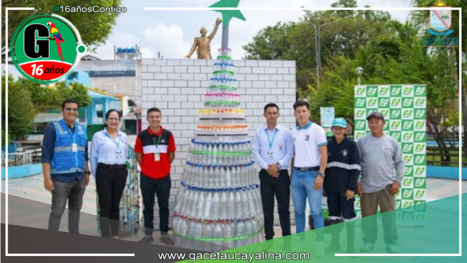 Árbol de Navidad creado con 75 mil botellas de plástico